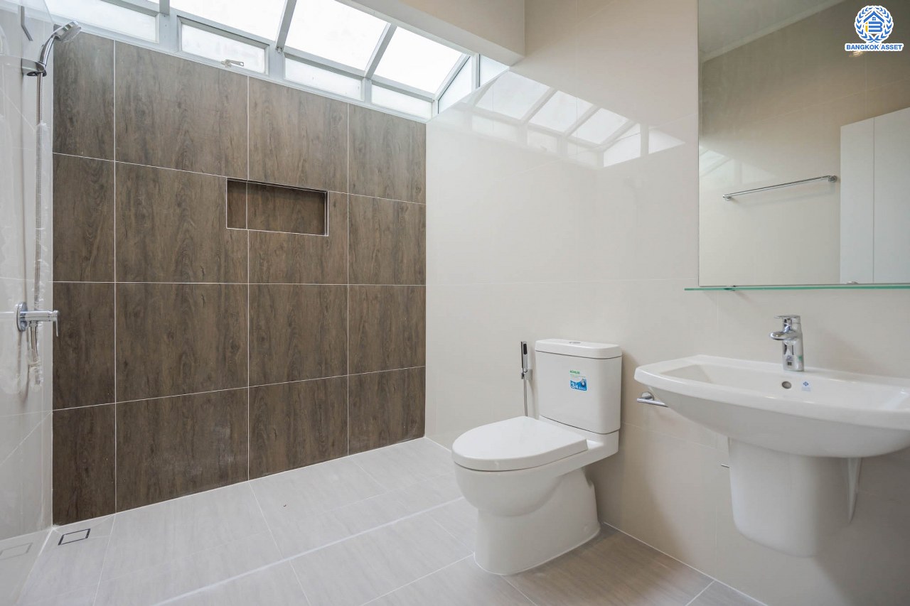 บ้านมือสองตกแต่งใหม่ ทำเลโซนเมือง! หลังมุม ม.ปัญฐิญา1 พระราม5 ตกแต่งดีไซน์ทันสมัย เนื้อที่ 55.5 ตร.ว. หลังใหญ่พร้อมอยู่ ฟังก์ชัน 3 ห้องนอน 3 ห้องน้ำ 2 ที่จอดรถ พร้อมเรือนรับรอง ทำเลศักยภาพ เชื่อมต่อถนนหลายสาย ใกล้รถไฟฟ้า "สถานีแยกติวานนท์"